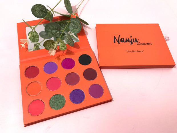 New in 12 pieces makeup palette matte and shimmer “New Kru Town”