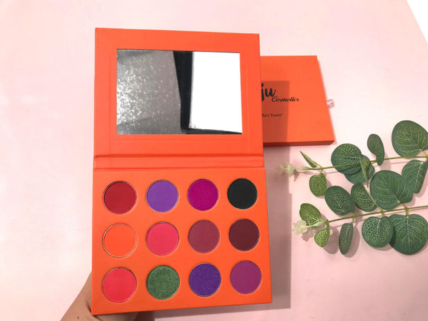 New in 12 pieces makeup palette matte and shimmer “New Kru Town”